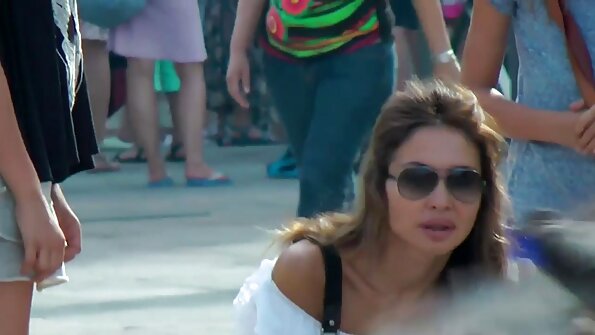 Incredible MILF berkongsi ayam jantan dengan hottie pucat