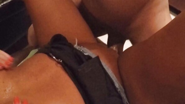 Rahyndee James ist eine vollbusige Schlampe, die Sex im Badezimmer liebt