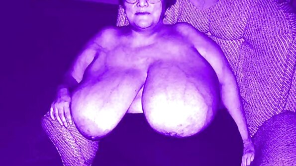 Brünette MILF bedient einen jungen Schwanz mit einem Lächeln
