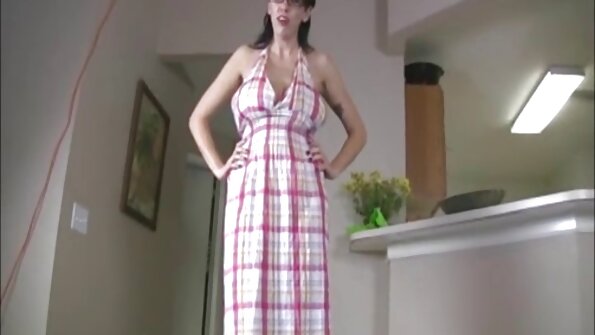 Die geile rothaarige MILF Niky braucht diese Analsession