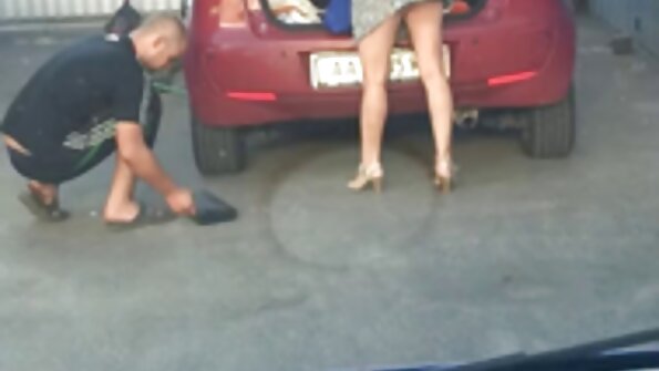 Abella Danger menggoda lelakinya dengan harta rampasan besarnya